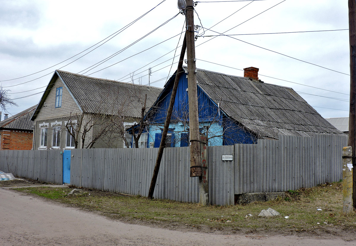 Рогань, Улица Горького, 3; Улица Ковпака, 2