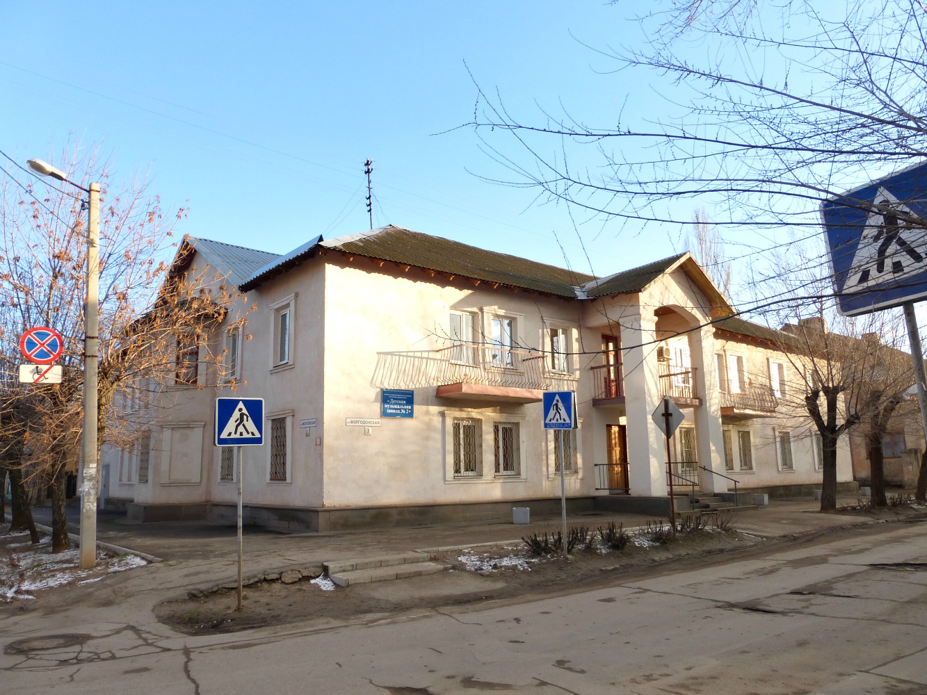 Wołżski, Волгодонская улица, 7 / Московская улица, 2