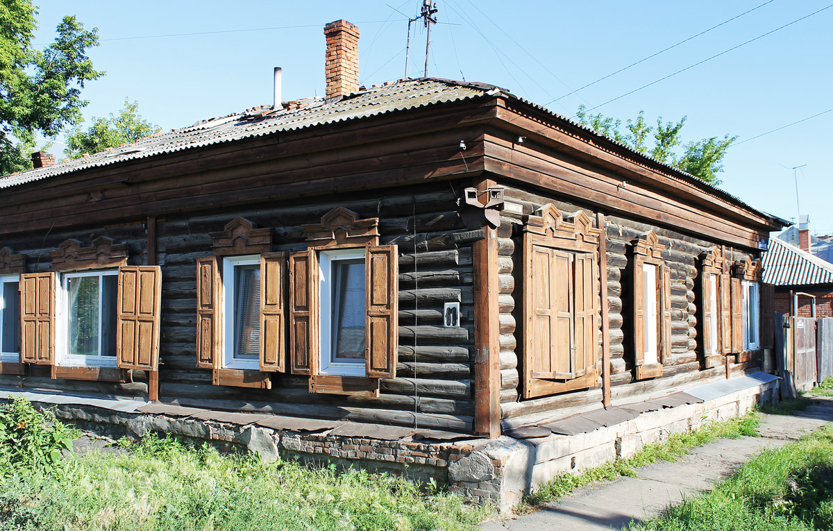Омск, Улица Декабристов, 61 /  Улица Чкалова, 60