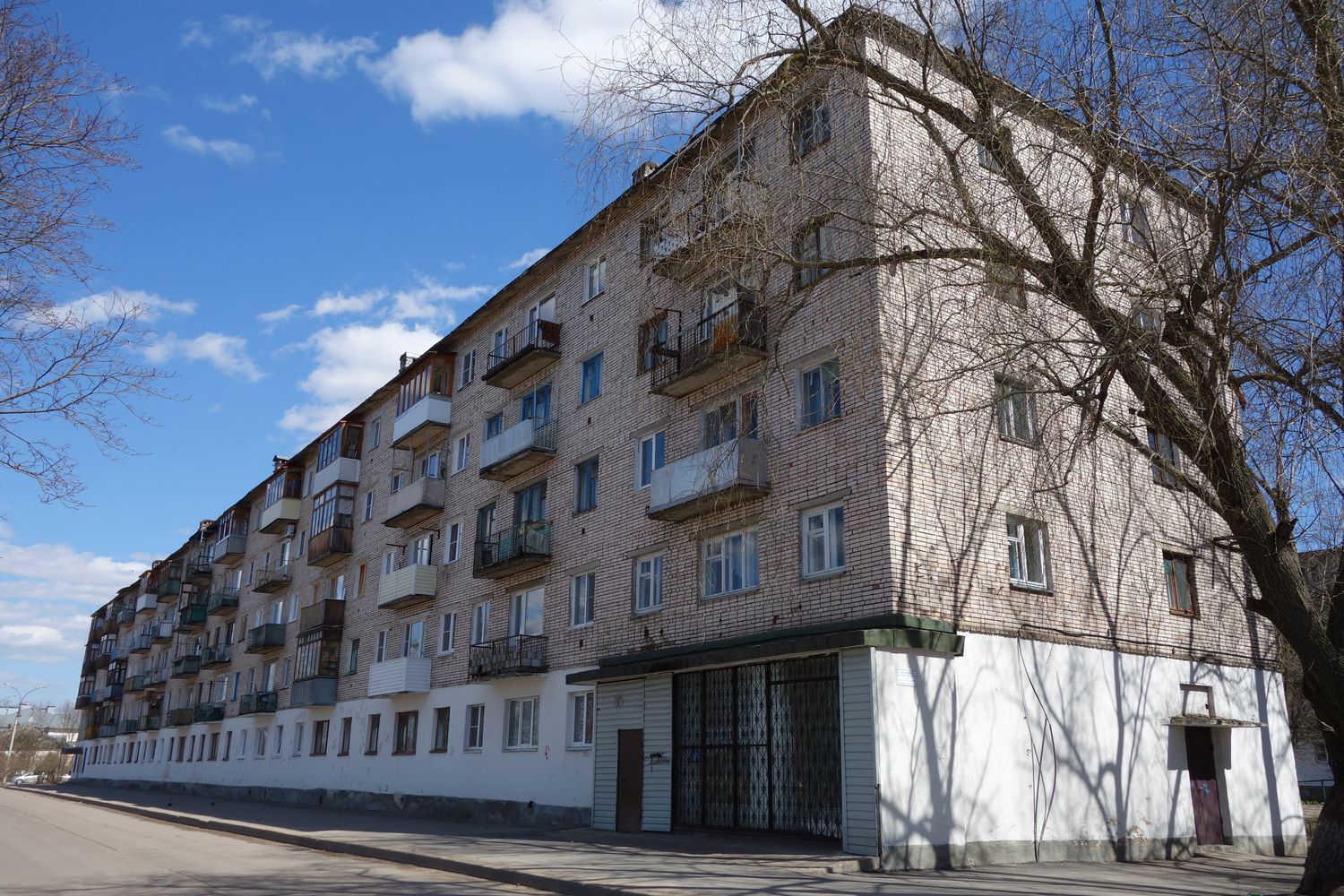 Великий Новгород, Набережная Александра Невского, 30 / Улица Черемнова-Конюхова, 2
