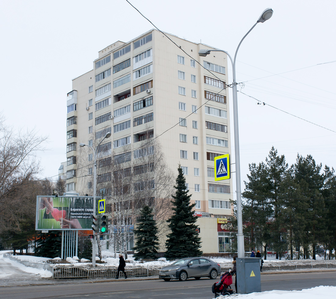 Уфа, Улица Комарова, 12 / Улица Мира, 1