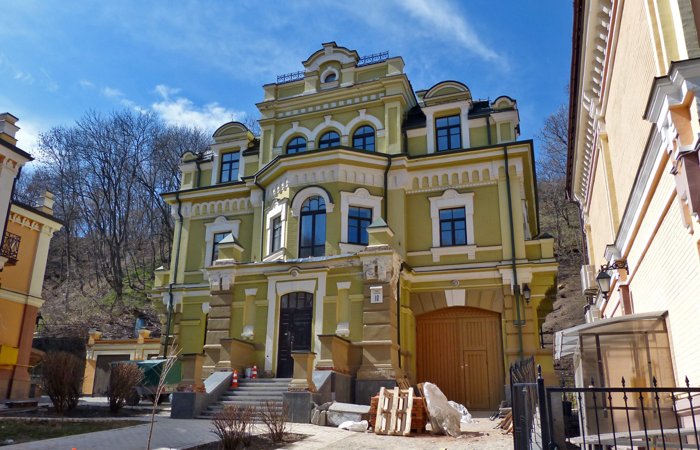 Киев, Гончарная улица, 10