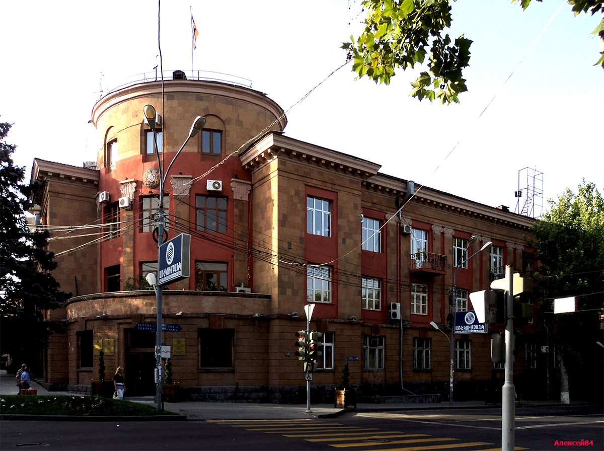 Ереван, Проспект Саят-Нова, 2 / Улица Терьяна, 44