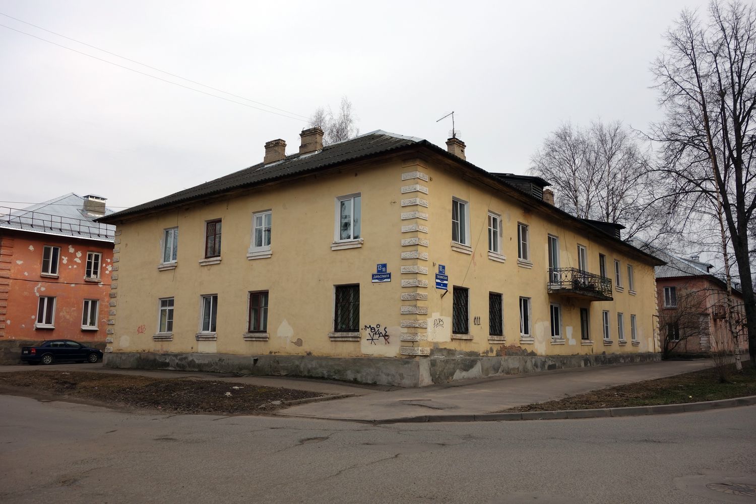Великий Новгород, Тихвинская улица, 18 / Улица Даньславля, 13