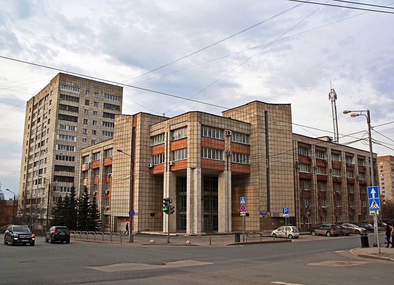 Пермь, Улица Крисанова, 26Б; Улица Луначарского, 100 / Улица Крисанова, 28