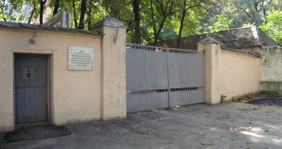 Одеса, Армійська вулиця, 10а. Одеса — Мемориальные доски