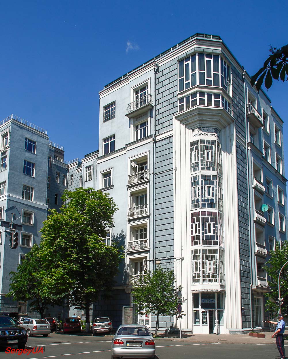 Киев, Институтская улица, 15 / Садовая улица, 5