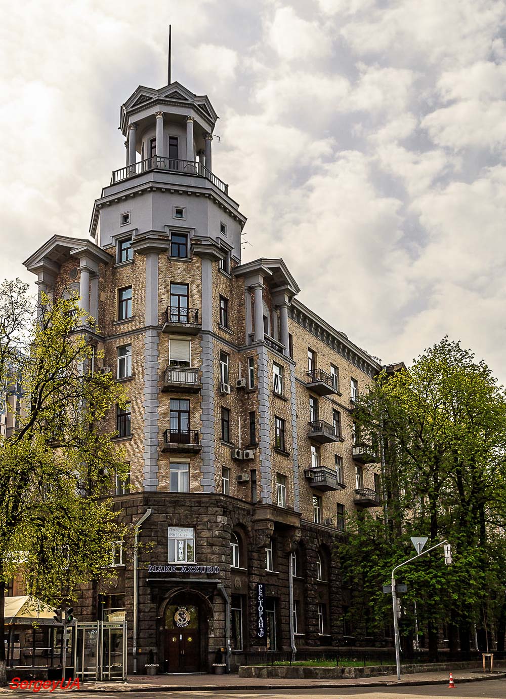 Київ, Банковая улица, 1 / Институтская улица, 10