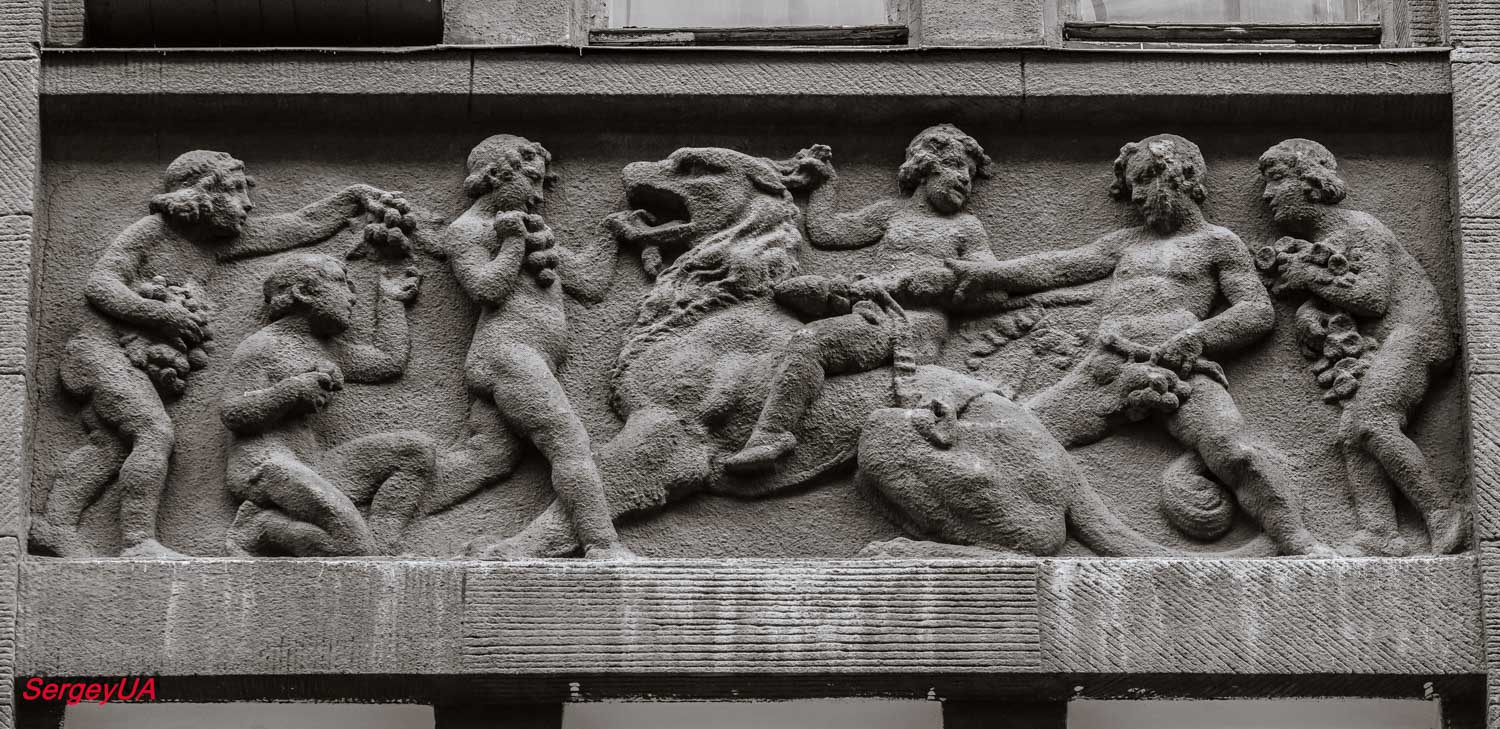 Киев, Улица Крещатик, 15 / Улица Заньковецкой, 2-4