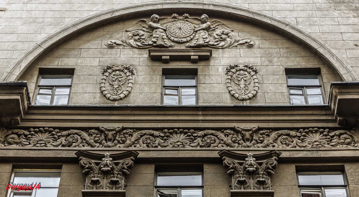 Киев, Улица Крещатик, 15 / Улица Заньковецкой, 2-4