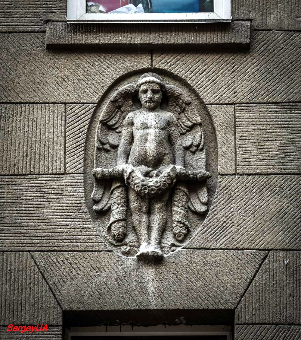 Kyiv, Улица Крещатик, 15 / Улица Заньковецкой, 2-4