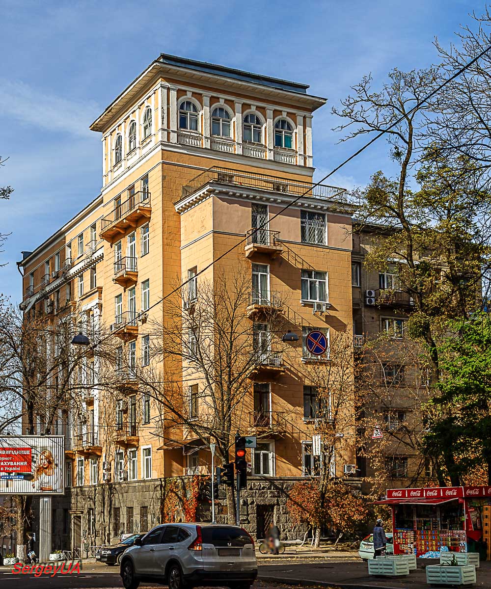 Киев, Улица Богдана Хмельницкого, 68 / Улица Михаила Коцюбинского, 4