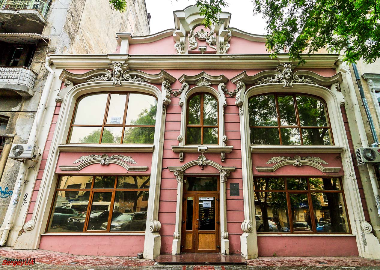 Одесса, Вулиця Жуковського, 26/28. Одесса — Гербы и прочая символика