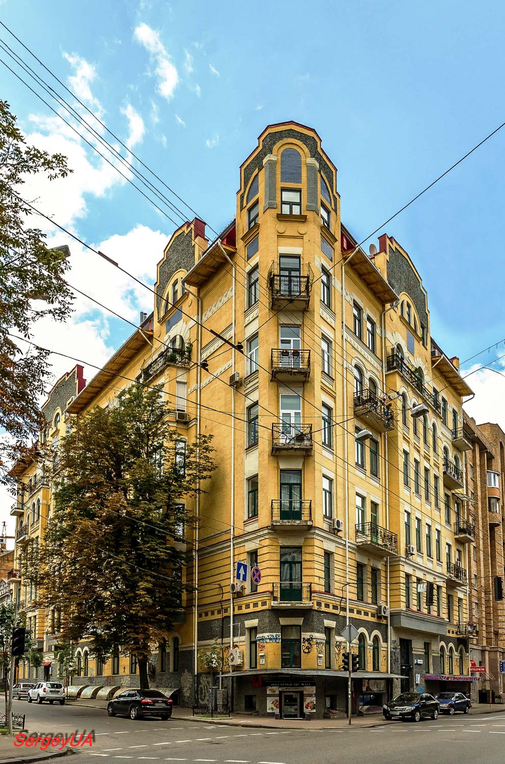 Киев, Большая Житомирская улица, 25 / Улица Олеся Гончара, 2