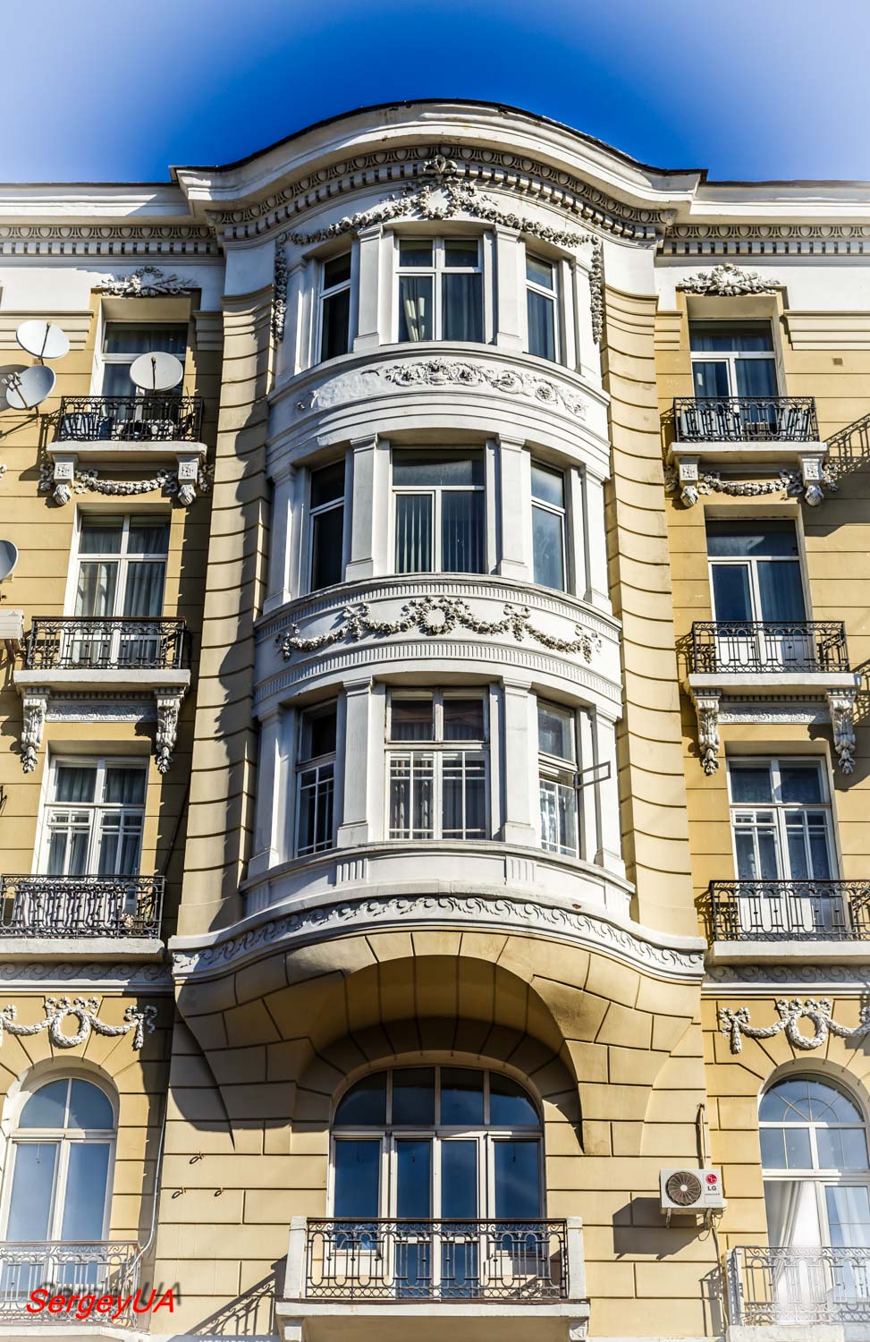 Киев, Улица Богдана Хмельницкого, 32