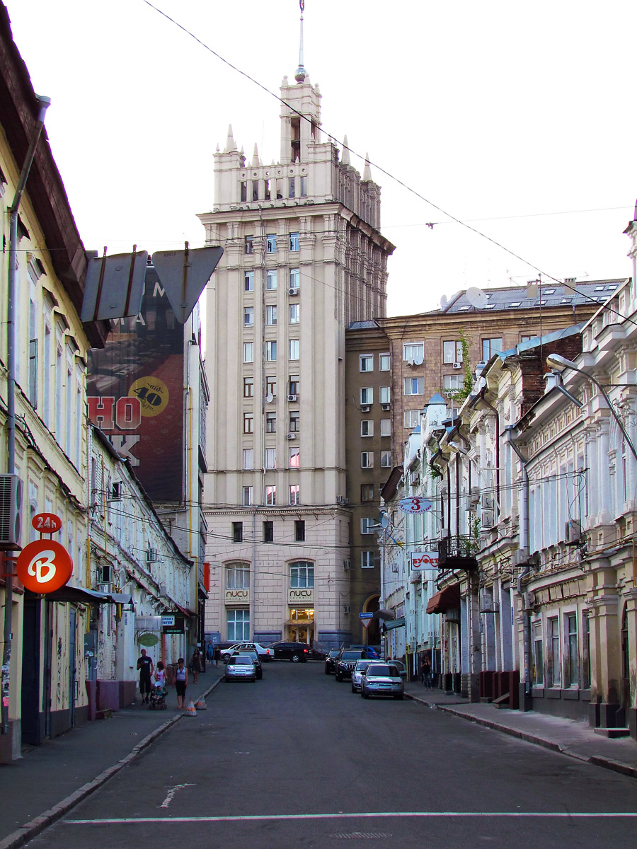 Харьков, Площадь Конституции, 2 / Проспект Героев Харькова, 2