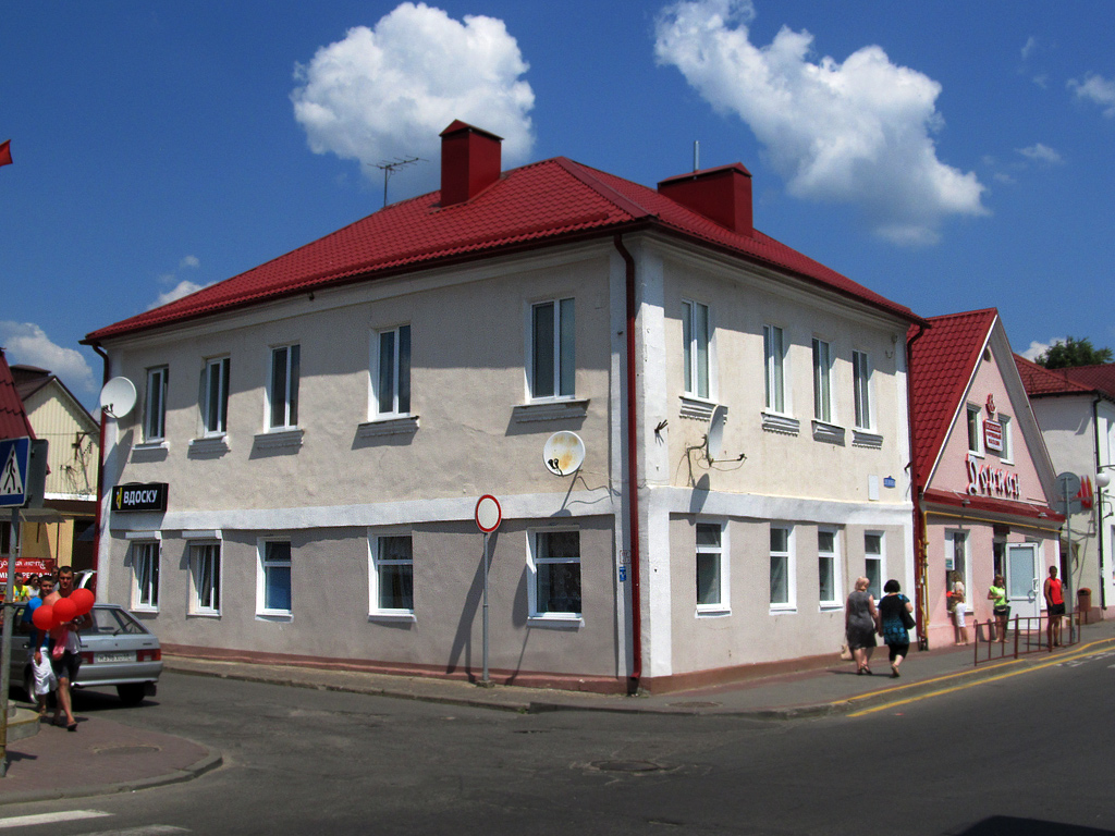 Слоним, Красноармейская улица, 5; Площадь Ленина, 10