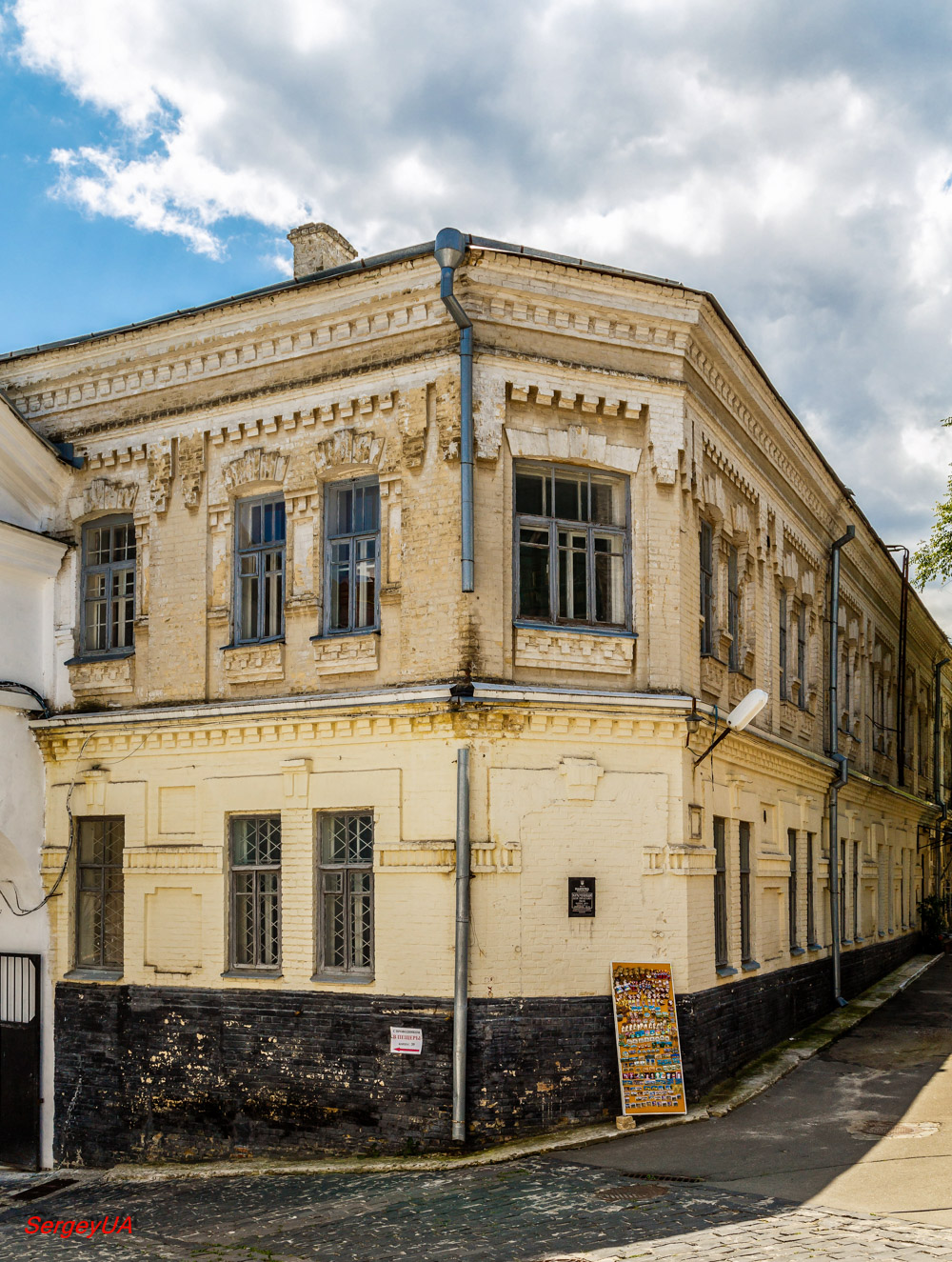 Киев, Лаврская улица, 9 корп. 35