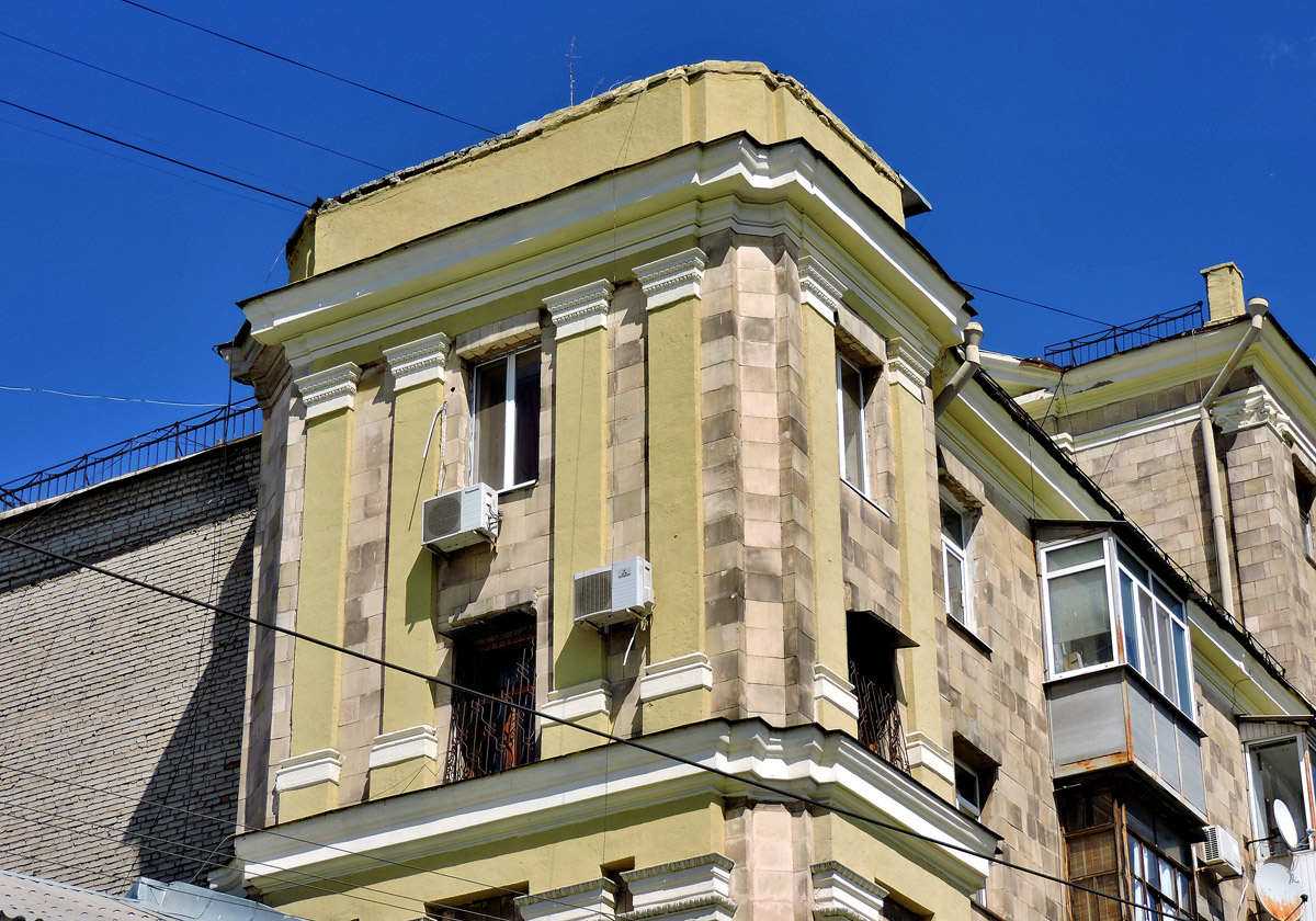 Харьков, Проспект Героев Харькова, 27 / Харьковская набережная, 1