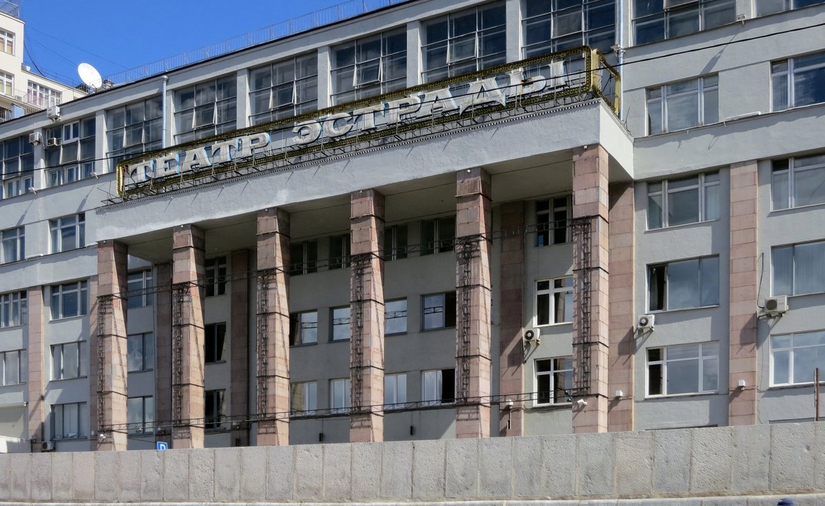 Москва, Улица Серафимовича, 2 / Берсеневская набережная, 20