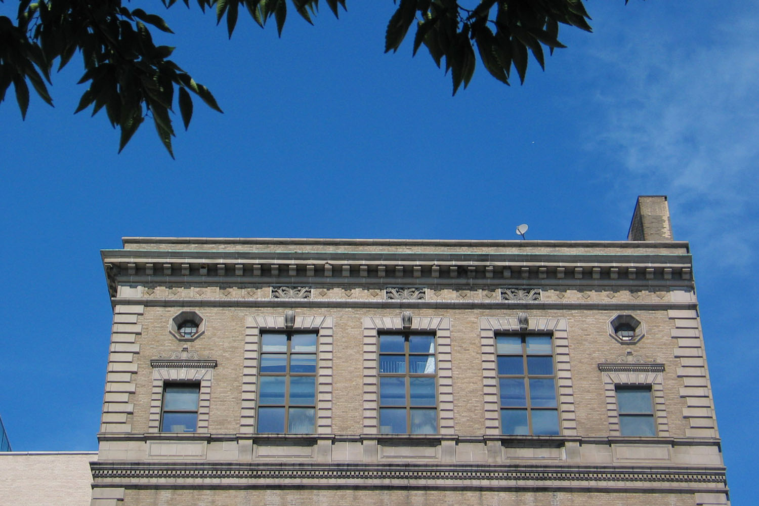 Нью-Йорк, Eastern Parkway, 17
