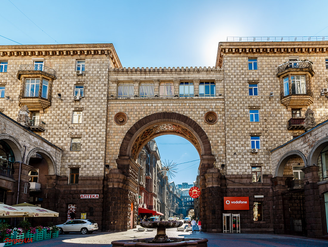 Kyiv, Улица Крещатик, 15 / Улица Заньковецкой, 2-4