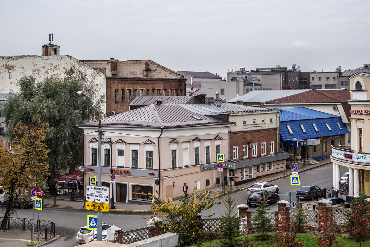 Kazań, Профсоюзная улица, 30 / Астрономическая улица, 13; Профсоюзная улица, 28
