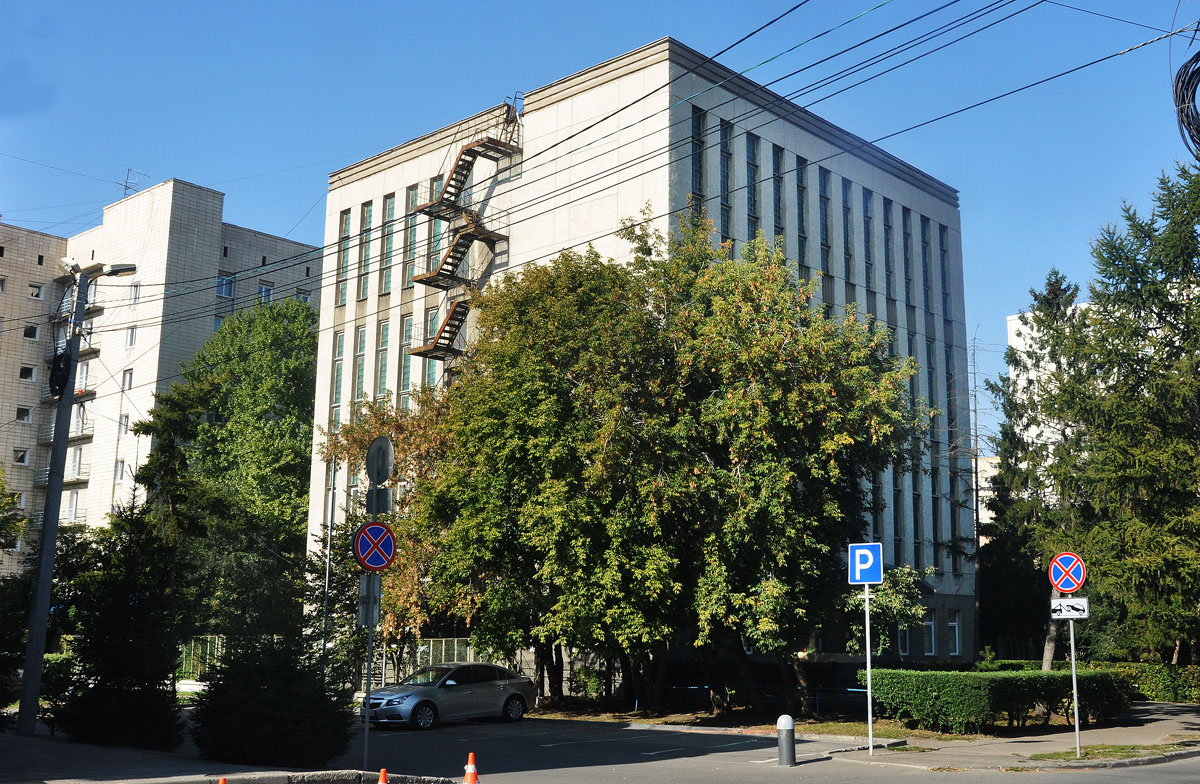 Omsk, Красногвардейская улица, 6 / Улица Певцова, 9