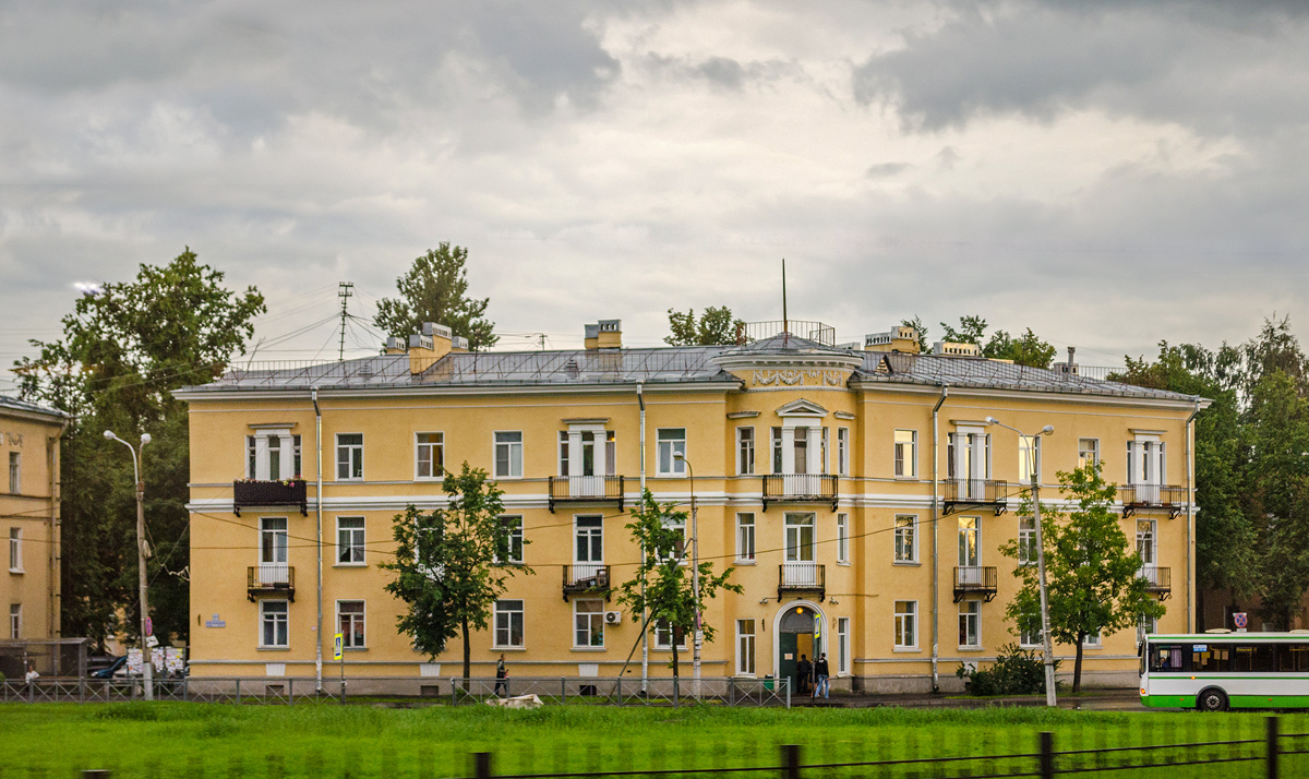 Колпино, Вокзальная улица, 13 / Октябрьская улица, 11