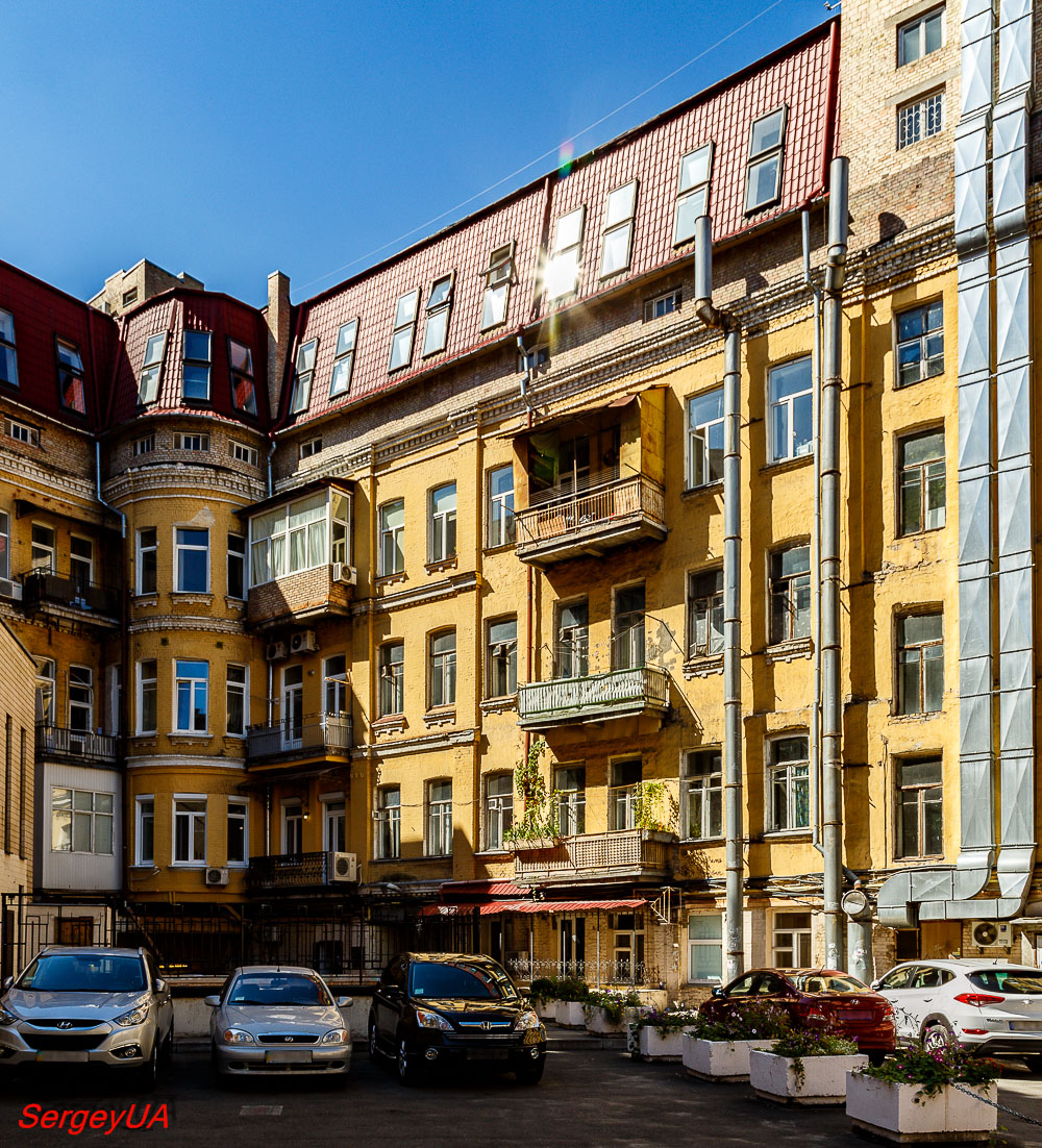 Киев, Пушкинская улица, 45 / Улица Льва Толстого, 2