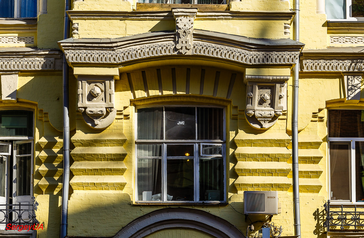 Киев, Пушкинская улица, 45 / Улица Льва Толстого, 2