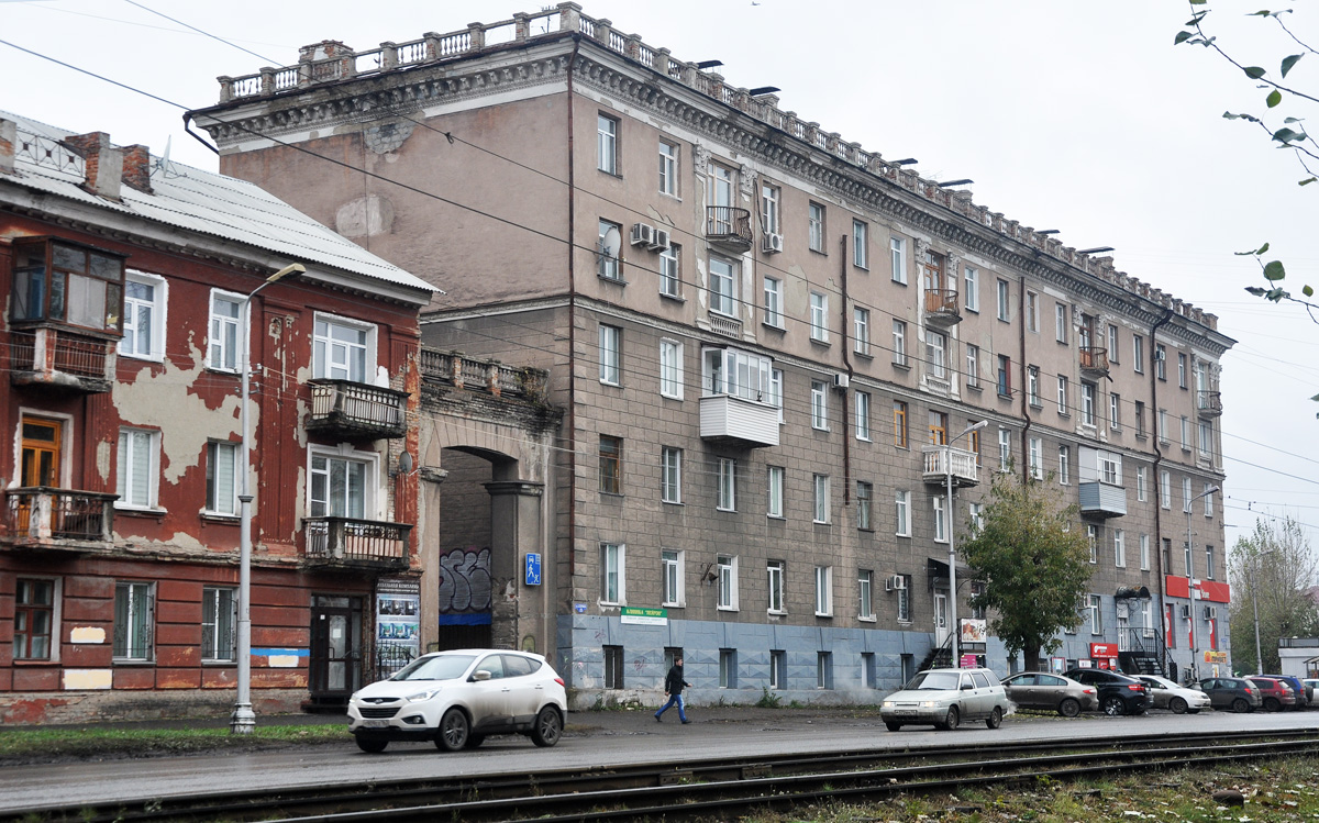 Омск, Улица Серова, 13 / Проспект Карла Маркса, 60