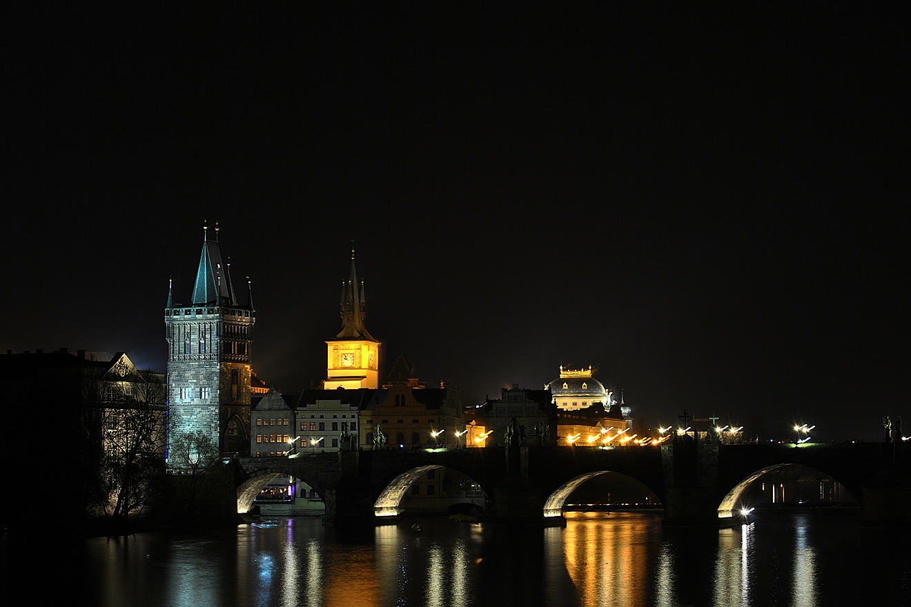 Прага, Karlův most / Křižovnické náměstí, (?)*; Ostrovní, 1 / Národní, 2; Novotného lávka, (?)