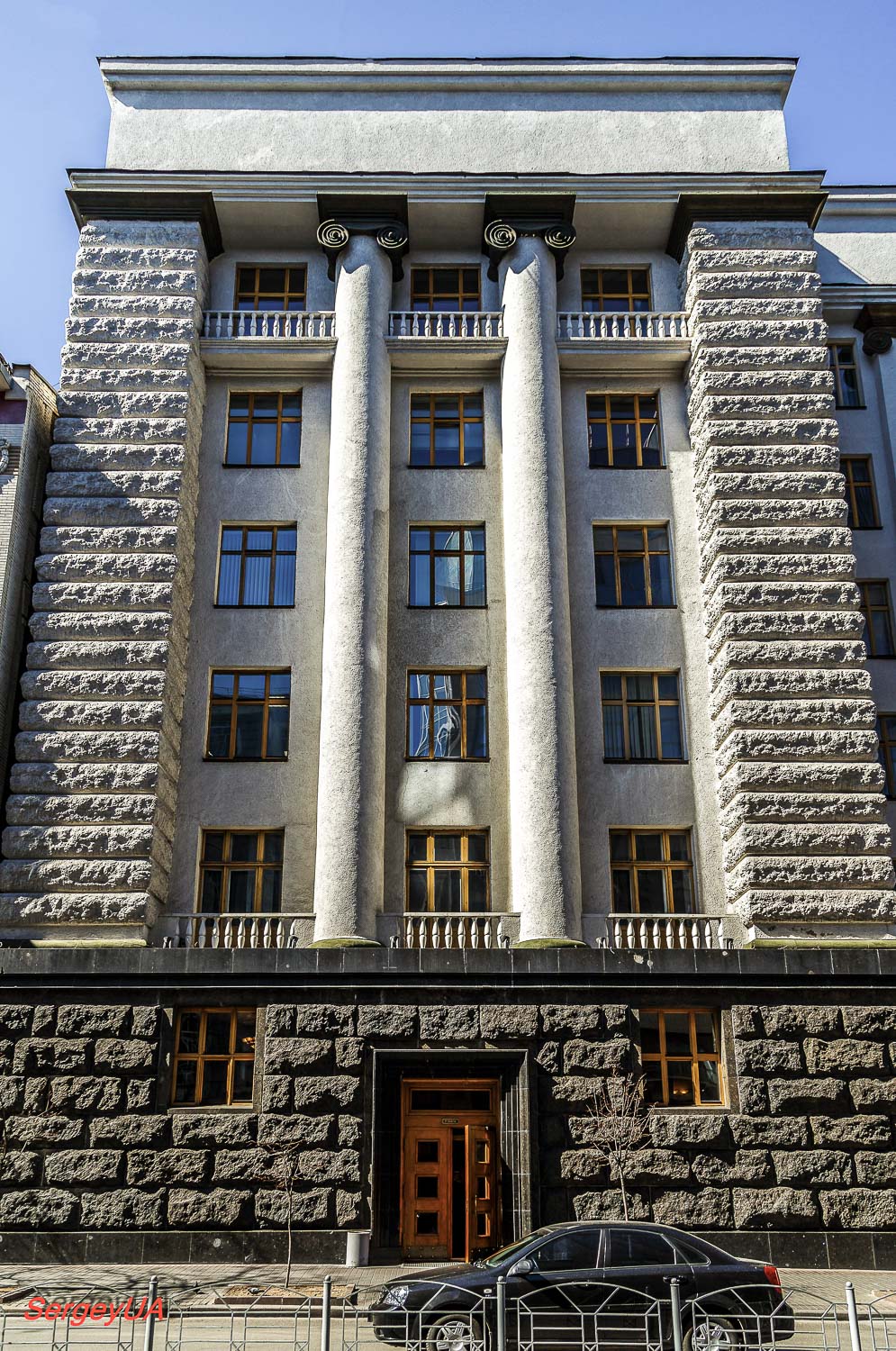 Киев, Улица Михаила Грушевского, 12 / Садовая улица, 2