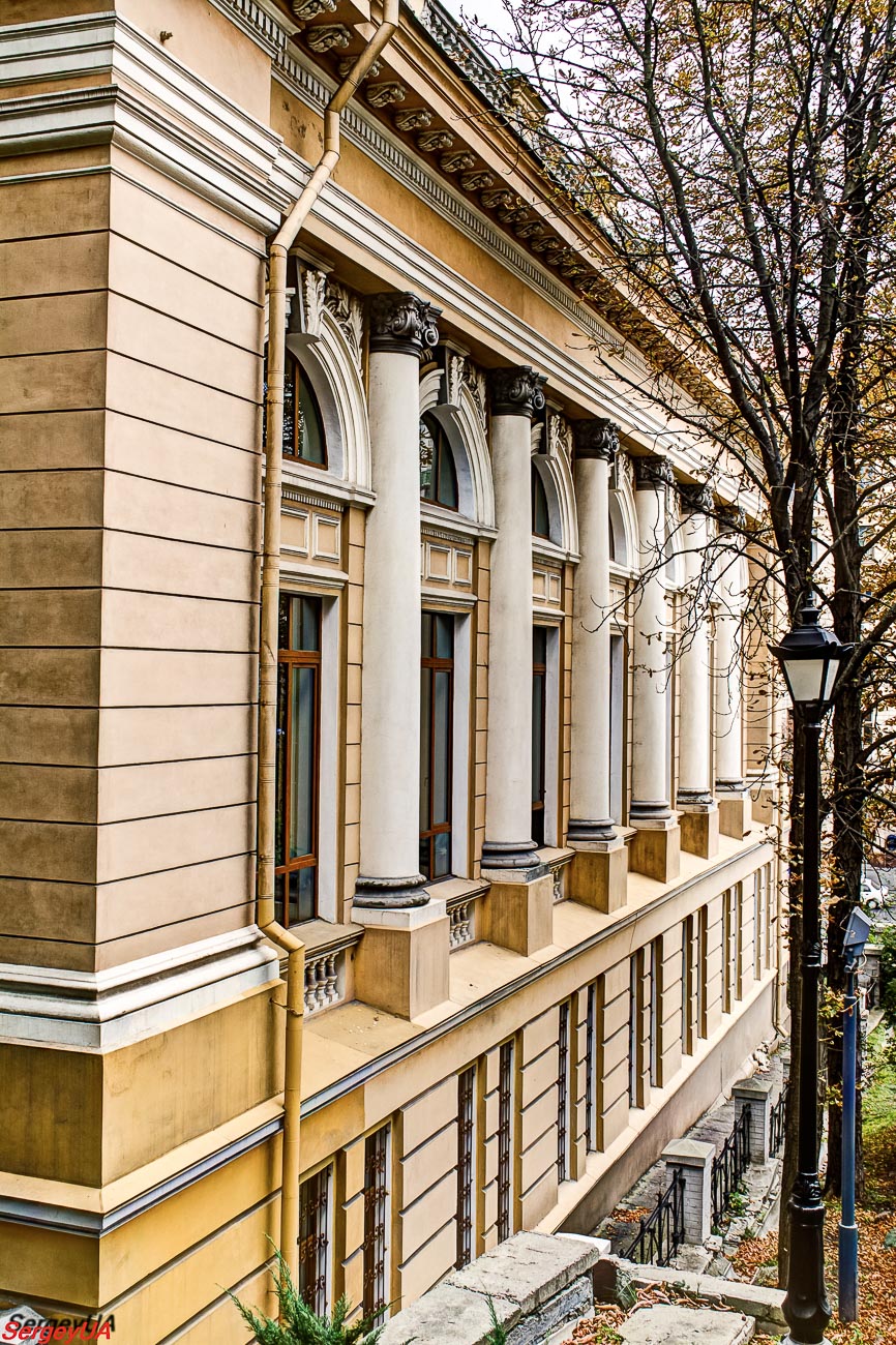 Киев, Улица Михаила Грушевского, 1