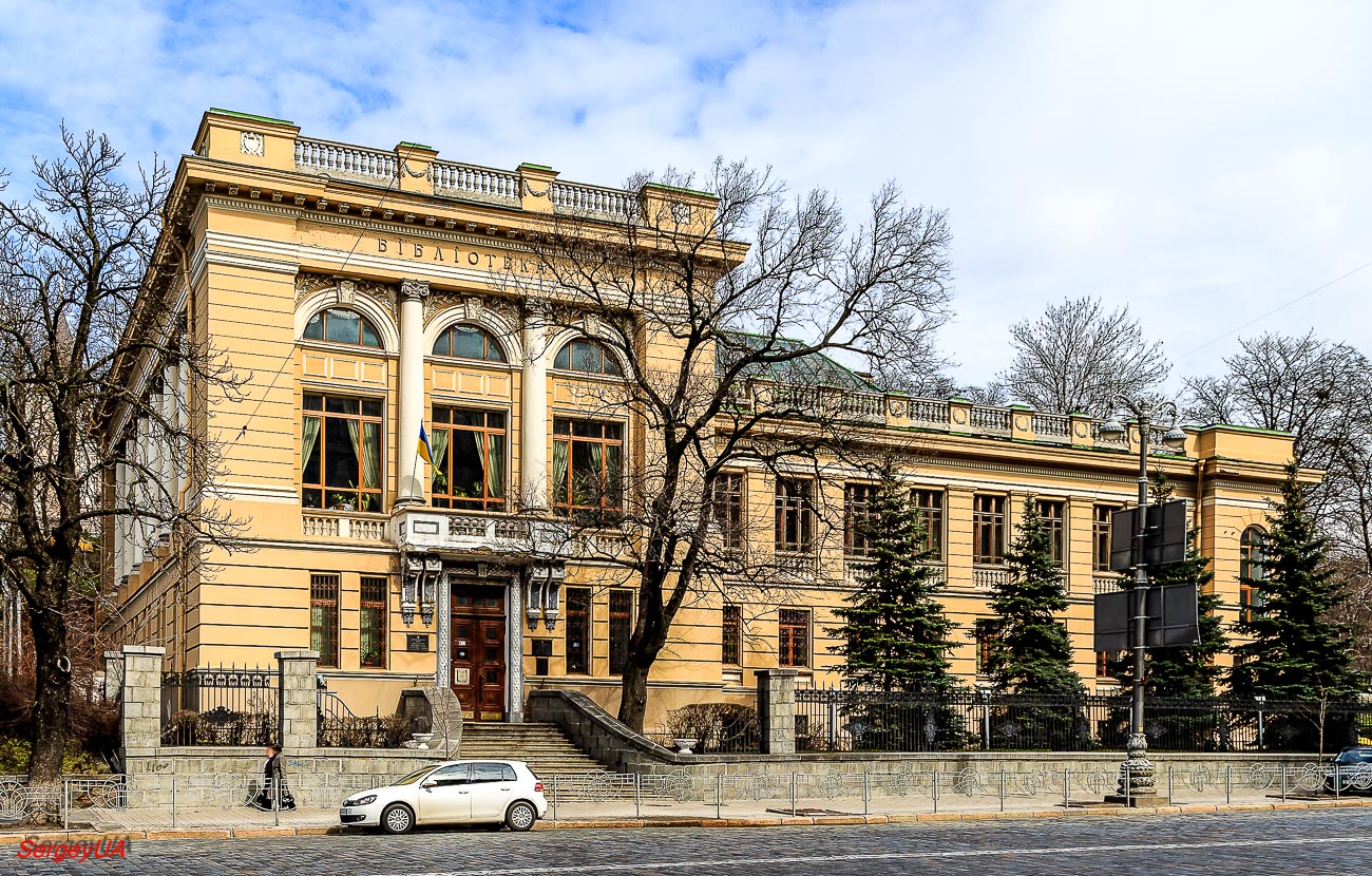 Киев, Улица Михаила Грушевского, 1