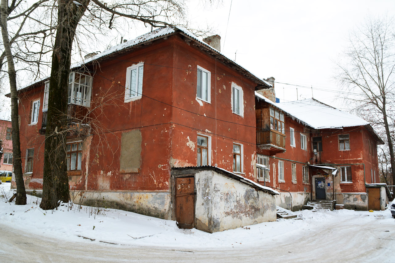 Пермь, Улица Нефтяников, 42 / Улица Космонавта Леонова, 29