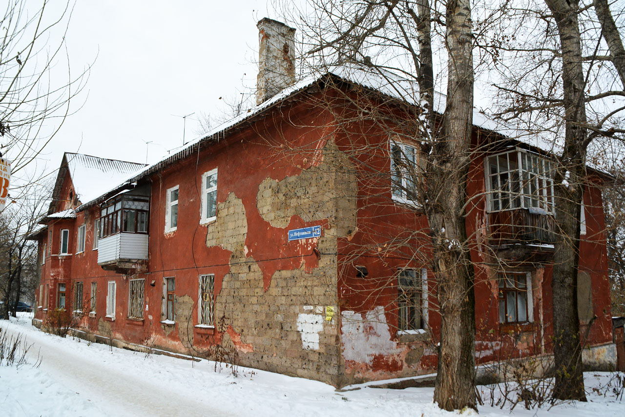 Пермь, Улица Нефтяников, 42 / Улица Космонавта Леонова, 29