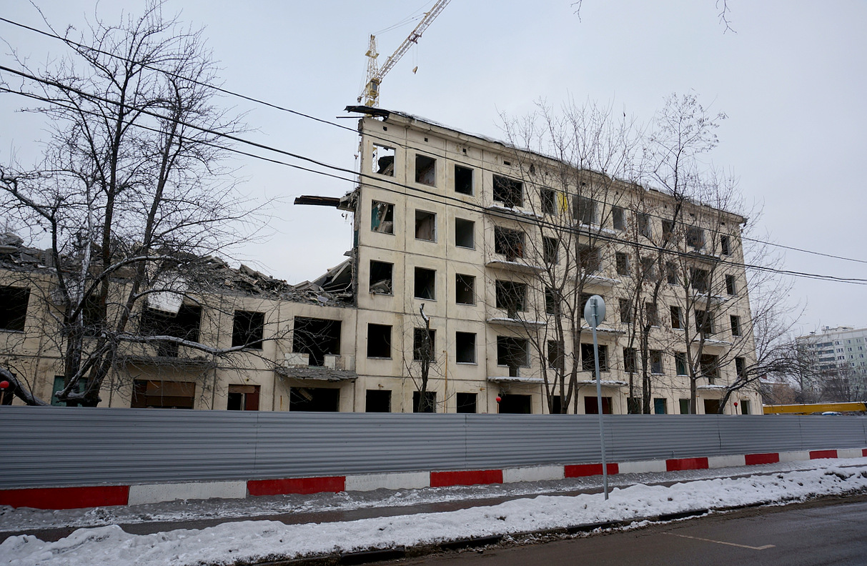 Москва, Улица Дмитрия Ульянова, 27 / Новочерёмушкинская улица, 12 корп. 1