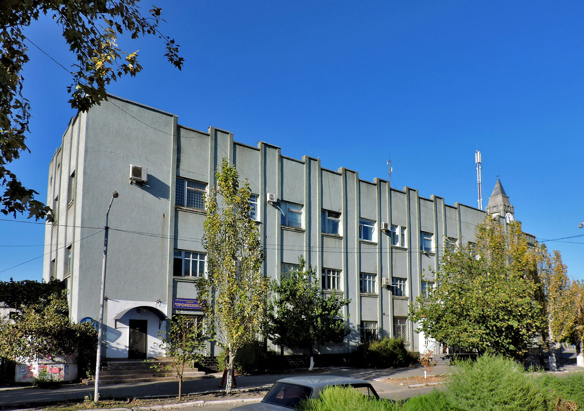 Геническ, Центральная улица, 2