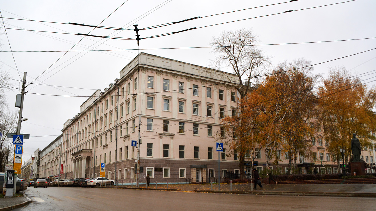Пермь, Монастырская улица, 12 / Комсомольский проспект, 1