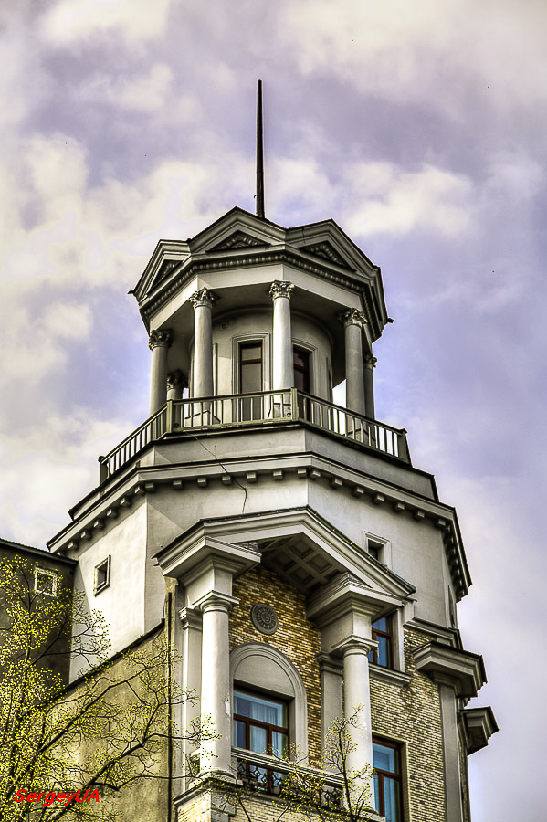 Kyiv, Банковая улица, 1 / Институтская улица, 10