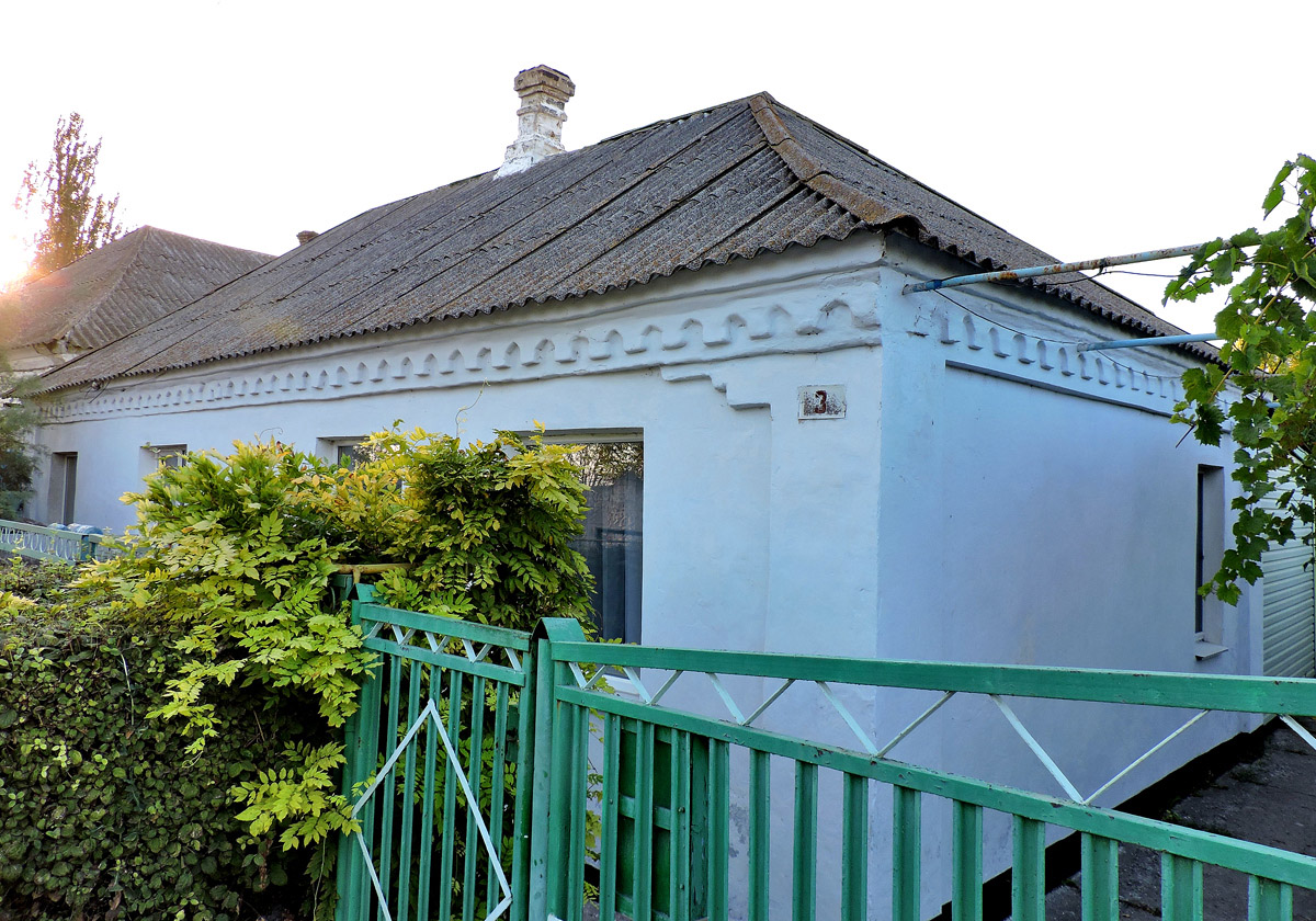 Геническ, Морская улица, 3