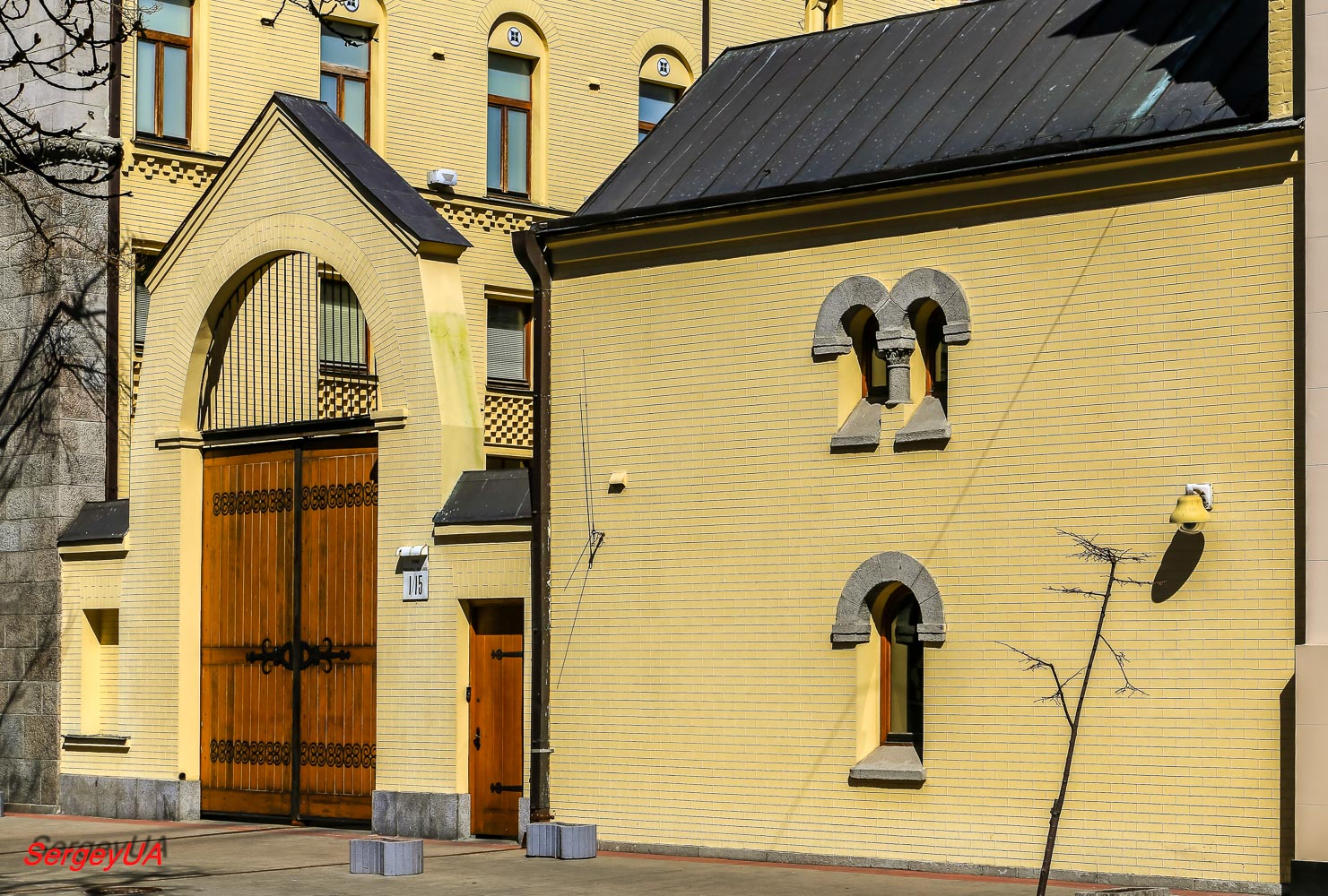 Kyiv, Шелковичная улица, 15 / Улица Филиппа Орлика, 1