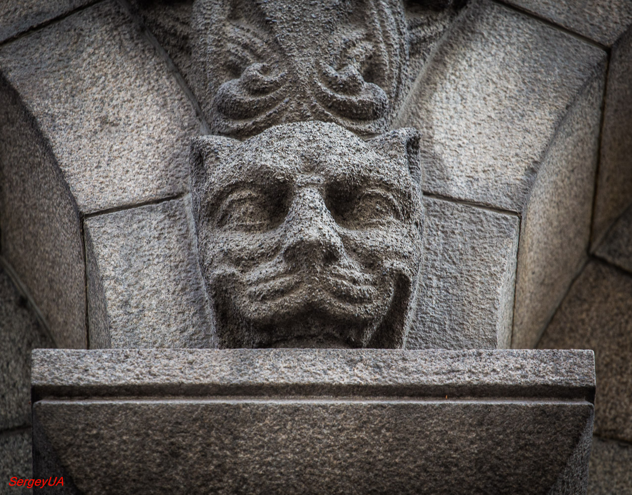Kyiv, Шелковичная улица, 15 / Улица Филиппа Орлика, 1