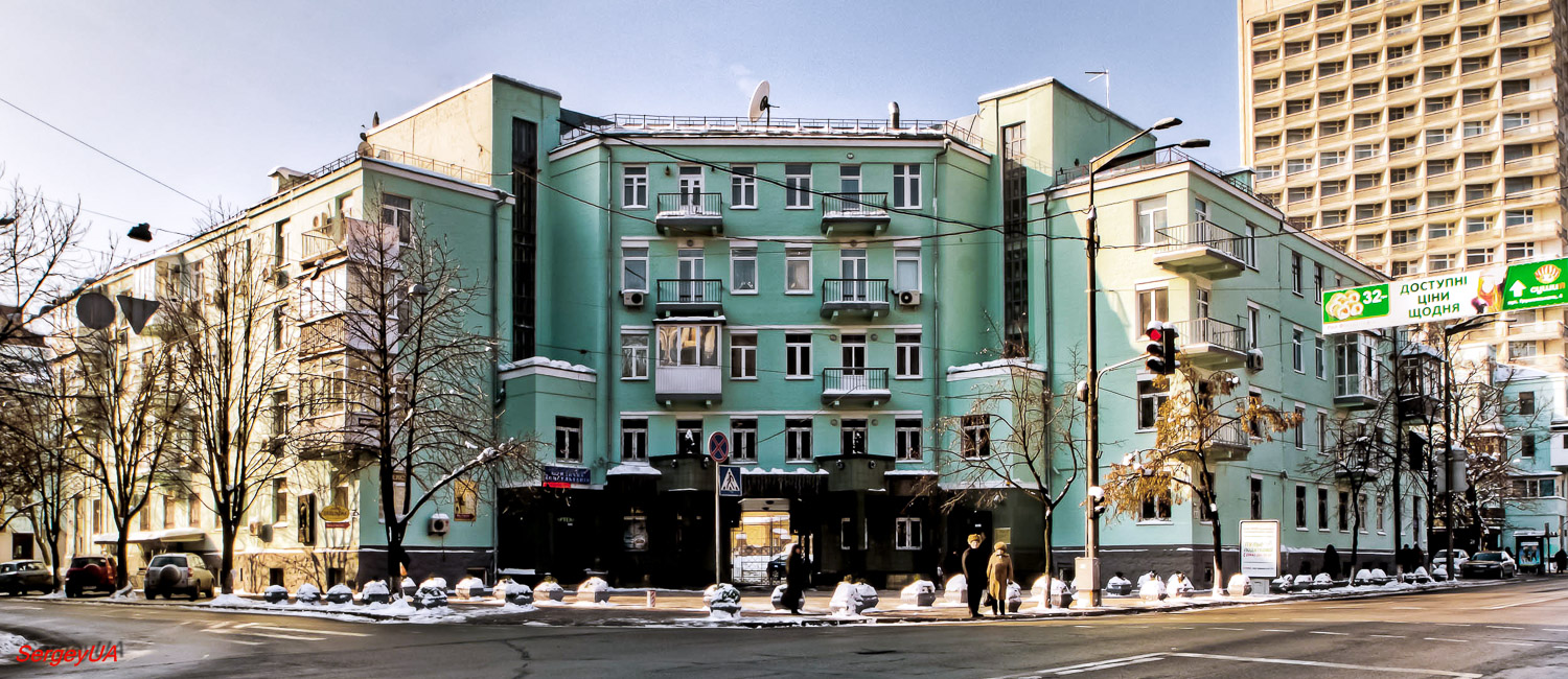 Киев, Улица Михаила Грушевского, 28 / Крепостной переулок, 2