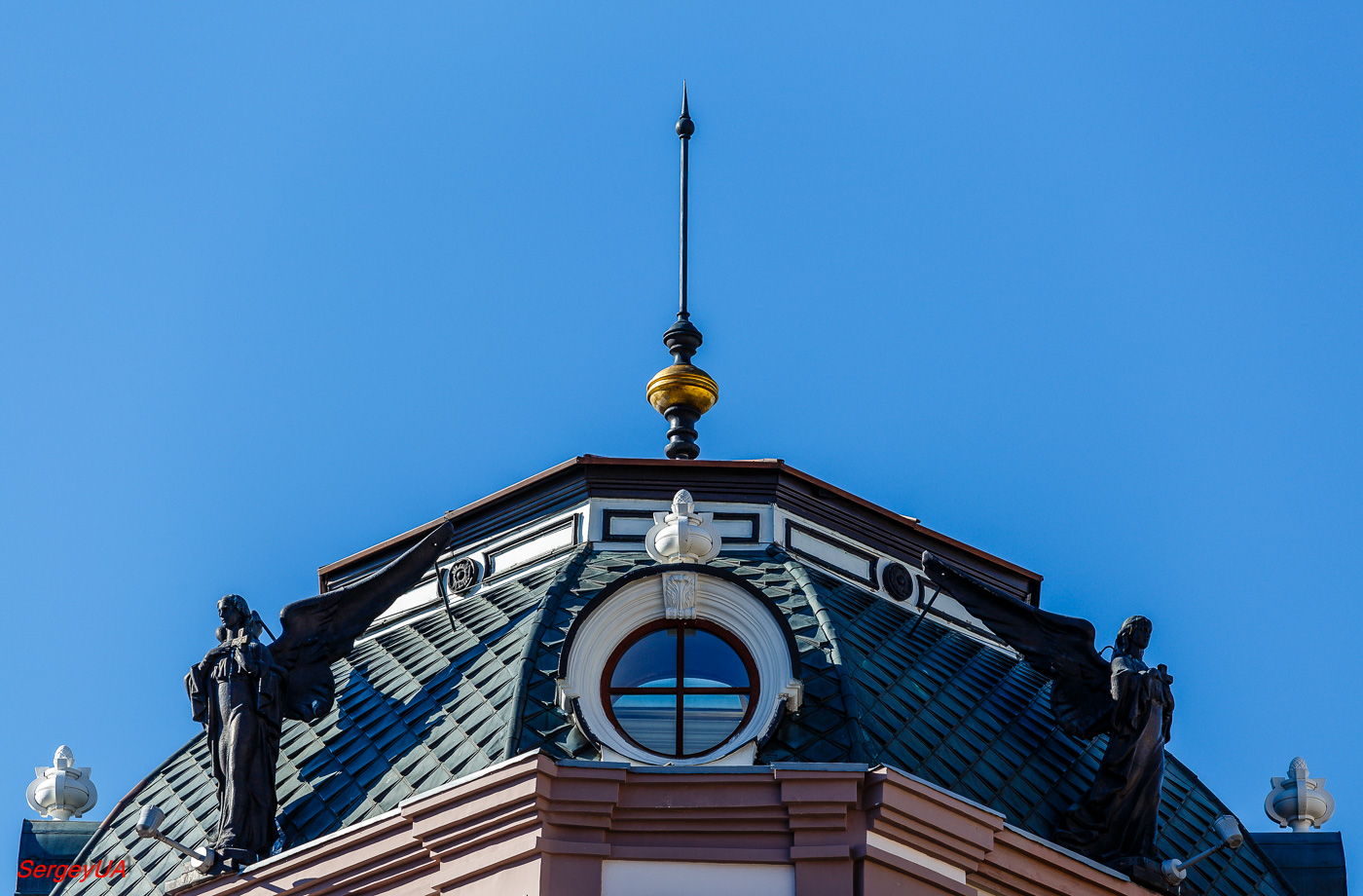 Kyiv, Большая Васильковская улица, 15 / Рогнединская улица, 2