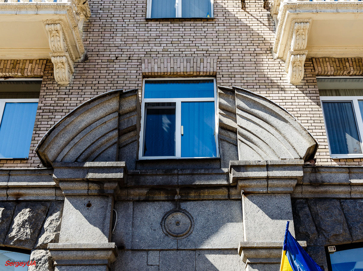 Киев, Большая Васильковская улица, 24 / Улица Льва Толстого, 1