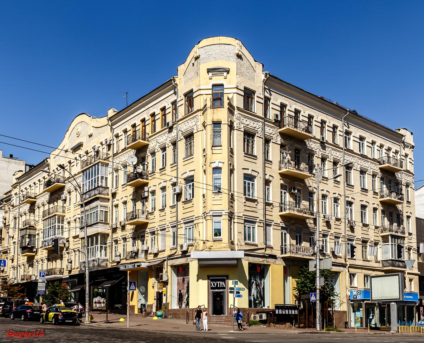 Киев, Большая Васильковская улица, 43 / Улица Саксаганского, 16