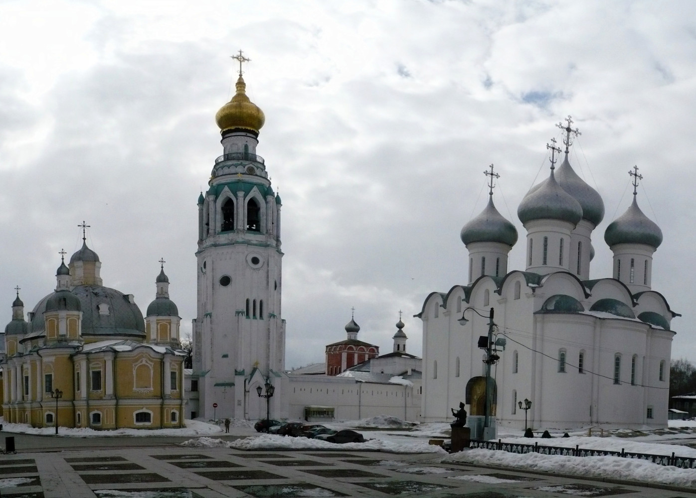 Вологда, Улица Сергея Орлова, 15; Кремлёвская площадь, 1